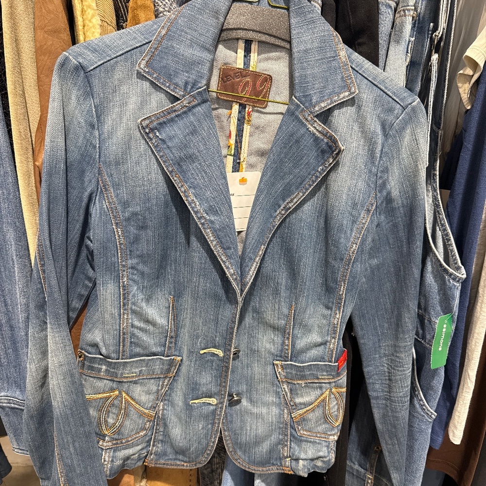 Distressed vintage Jean blazer fitted!